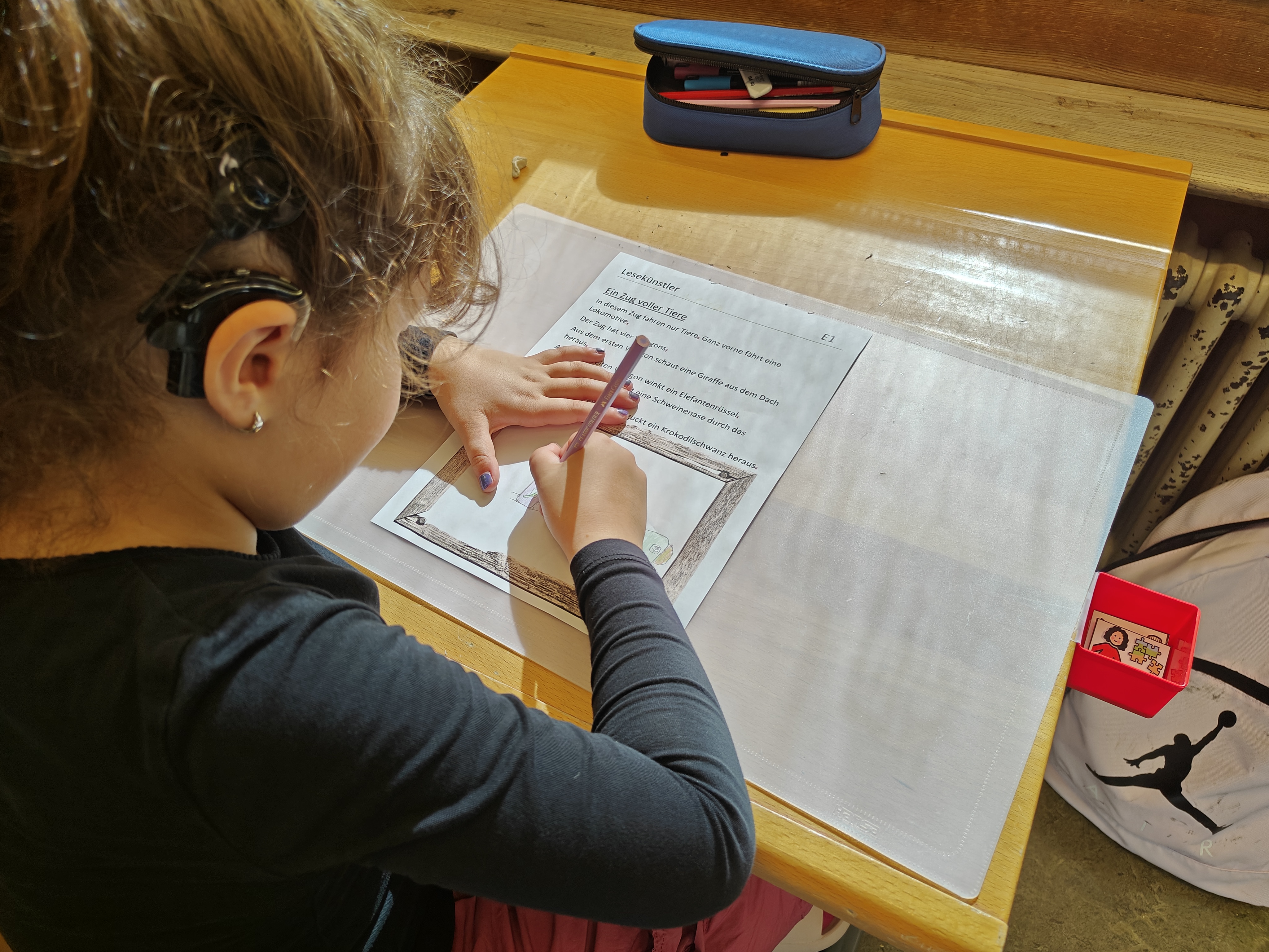 Schülerin am Schreiben