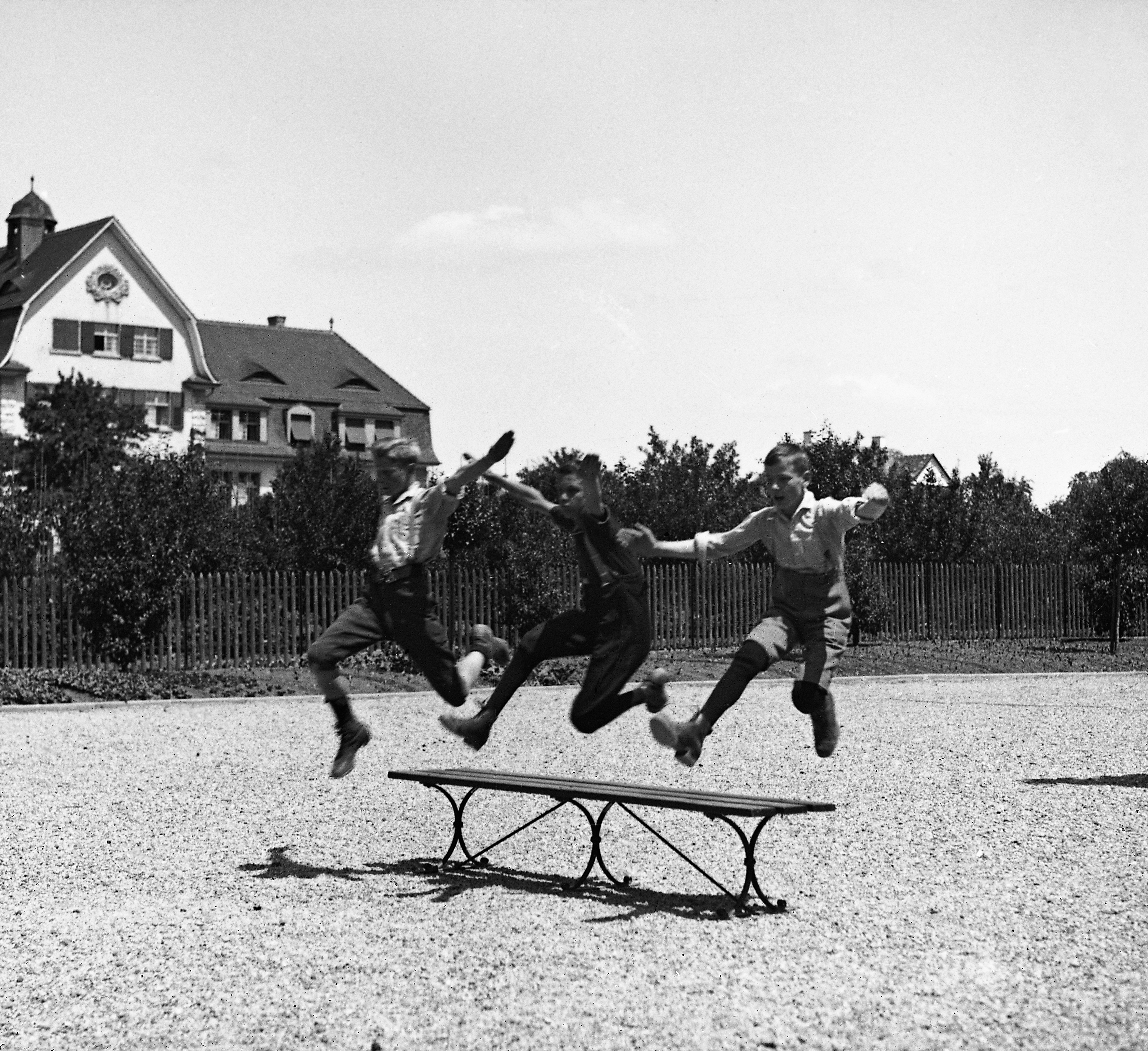 Knaben springen über Bank