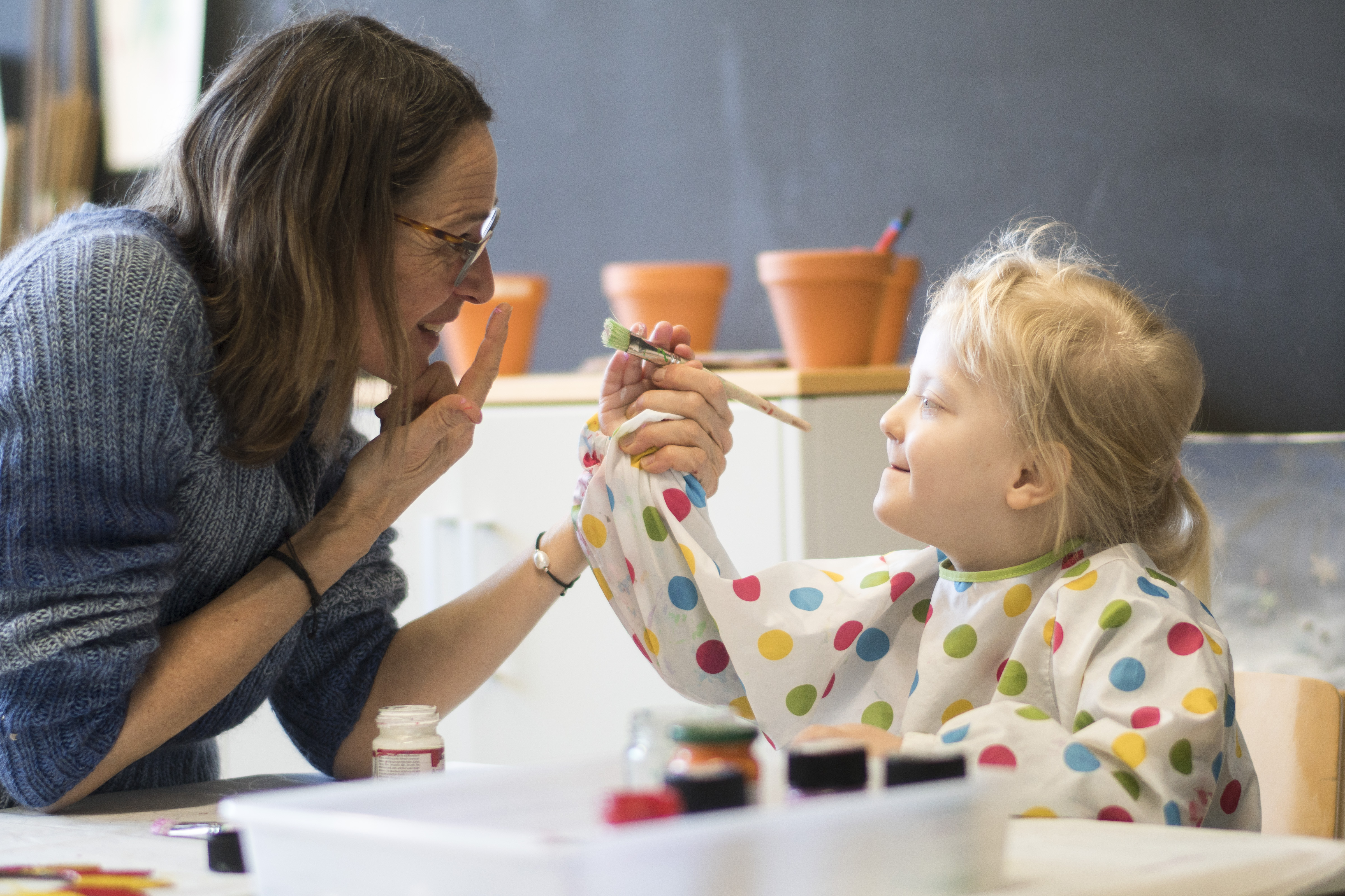 Frau und Mädchen malen in der Sprachtherapie