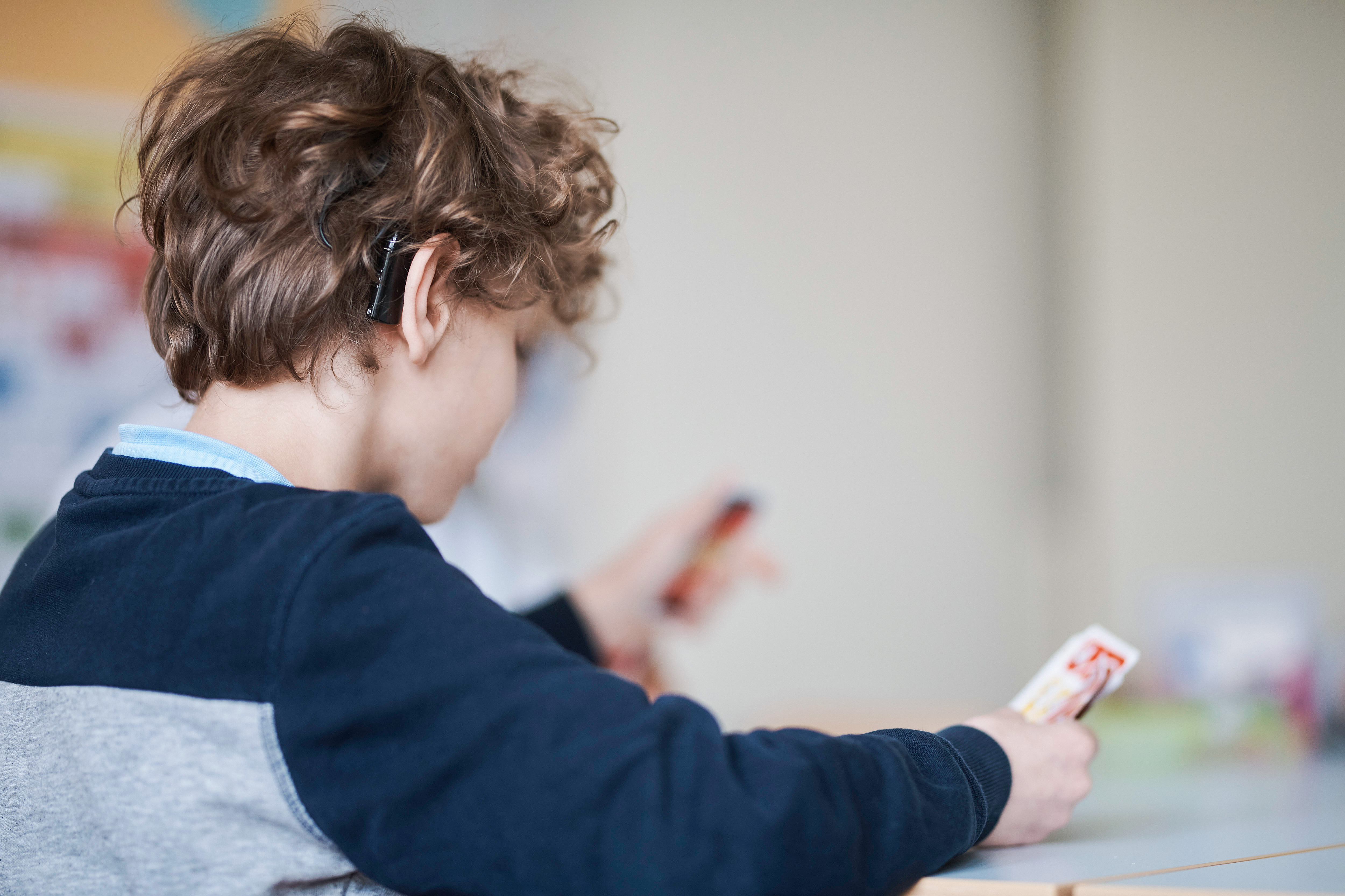 Junge mit Spielkarten