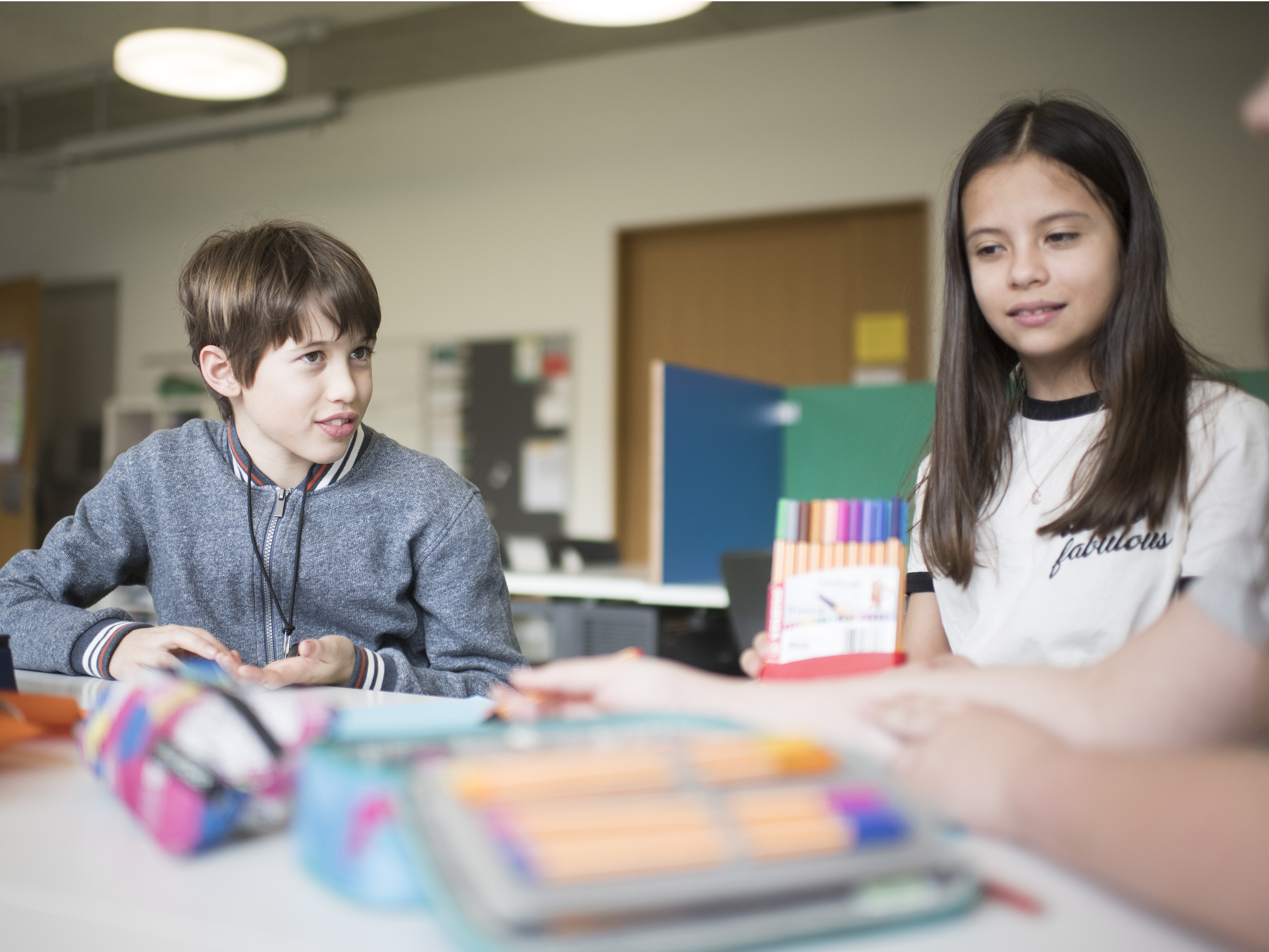 Junge und Mädchen im Klassenzimmer